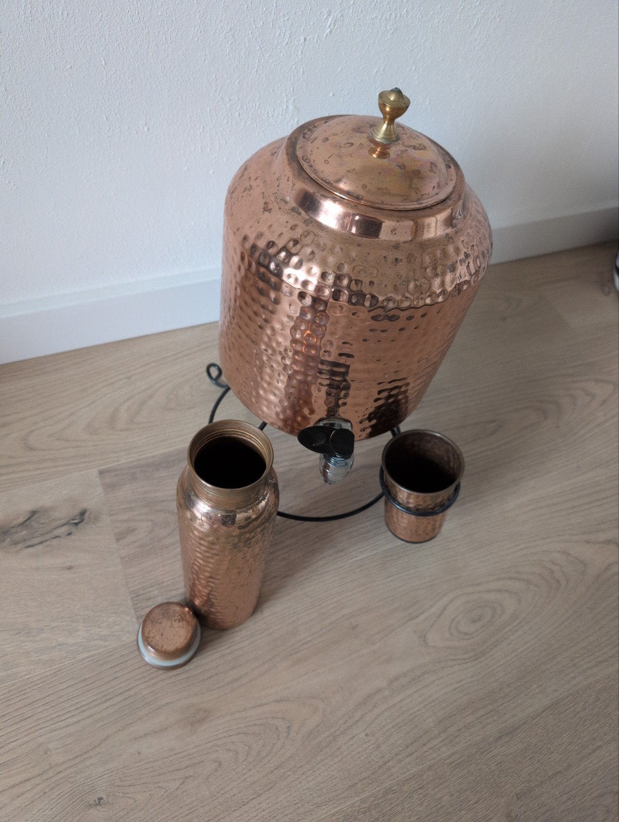 Koperen Waterdispenser met Beker en Fles - Handgehamerd, Ophalen of Verzenden, Koper
