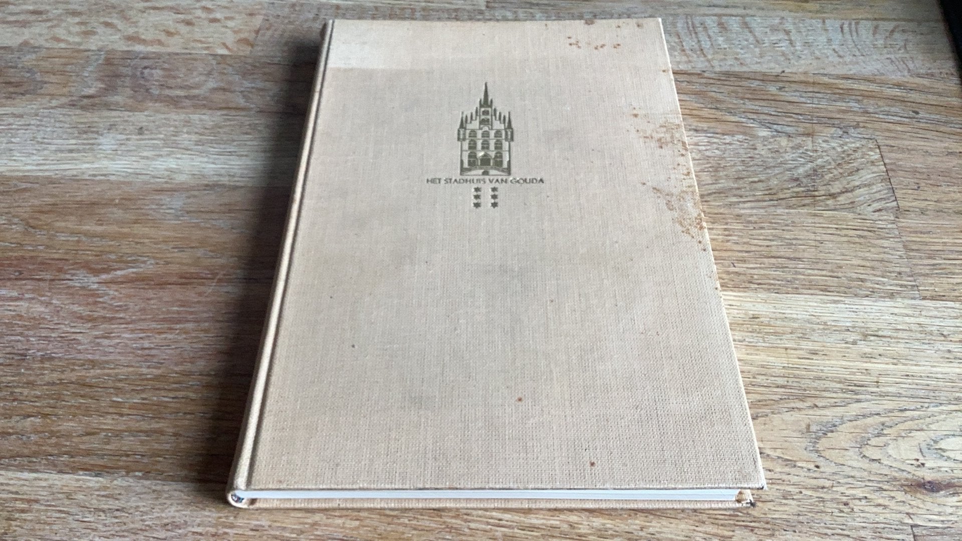 Het stadhuis van Gouda Nummer 5 van beperkte oplage uit 1952, Boeken, Ophalen of Verzenden, 20e eeuw of later, Gelezen