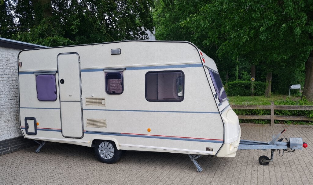 Caravan - Bürstner Holiday 4200 TN - bouwjaar 1992, Schokbreker, Standaardzit, Omvormbare zithoek, Particulier