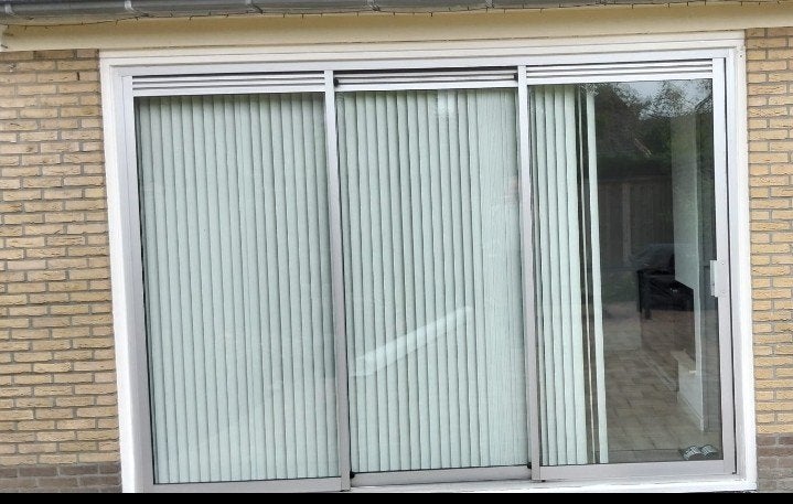 PVC lamellen met rail (2,40m hoog, 3,42m breed), Ophalen, Gebruikt, Verduisterend, Wit