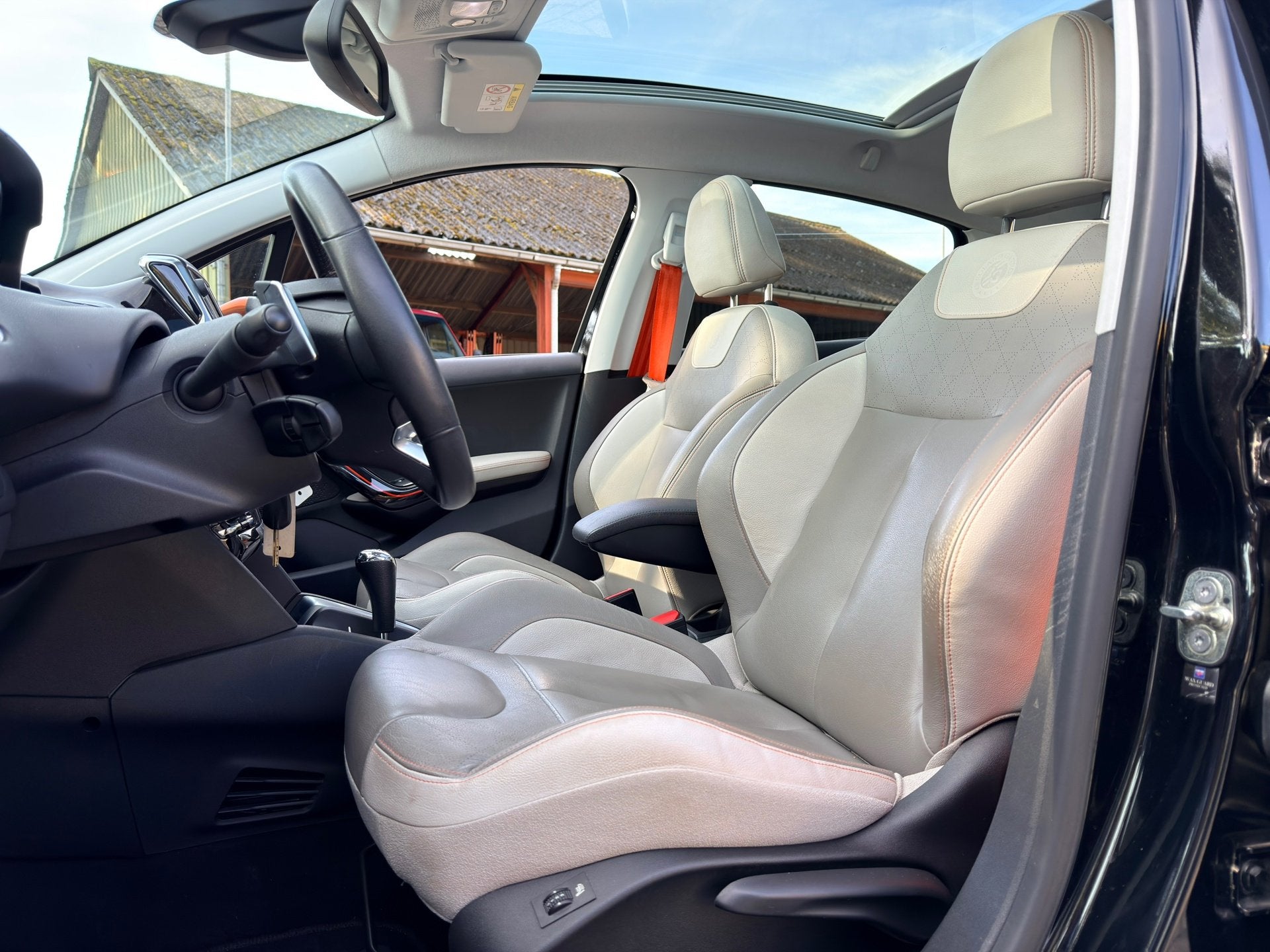 Peugeot 208 1.2 e-VTi Roland Garros Trekhaak, Panoramadak, S, 1199 cc, 82 pk, Zwart, 3 cilinders