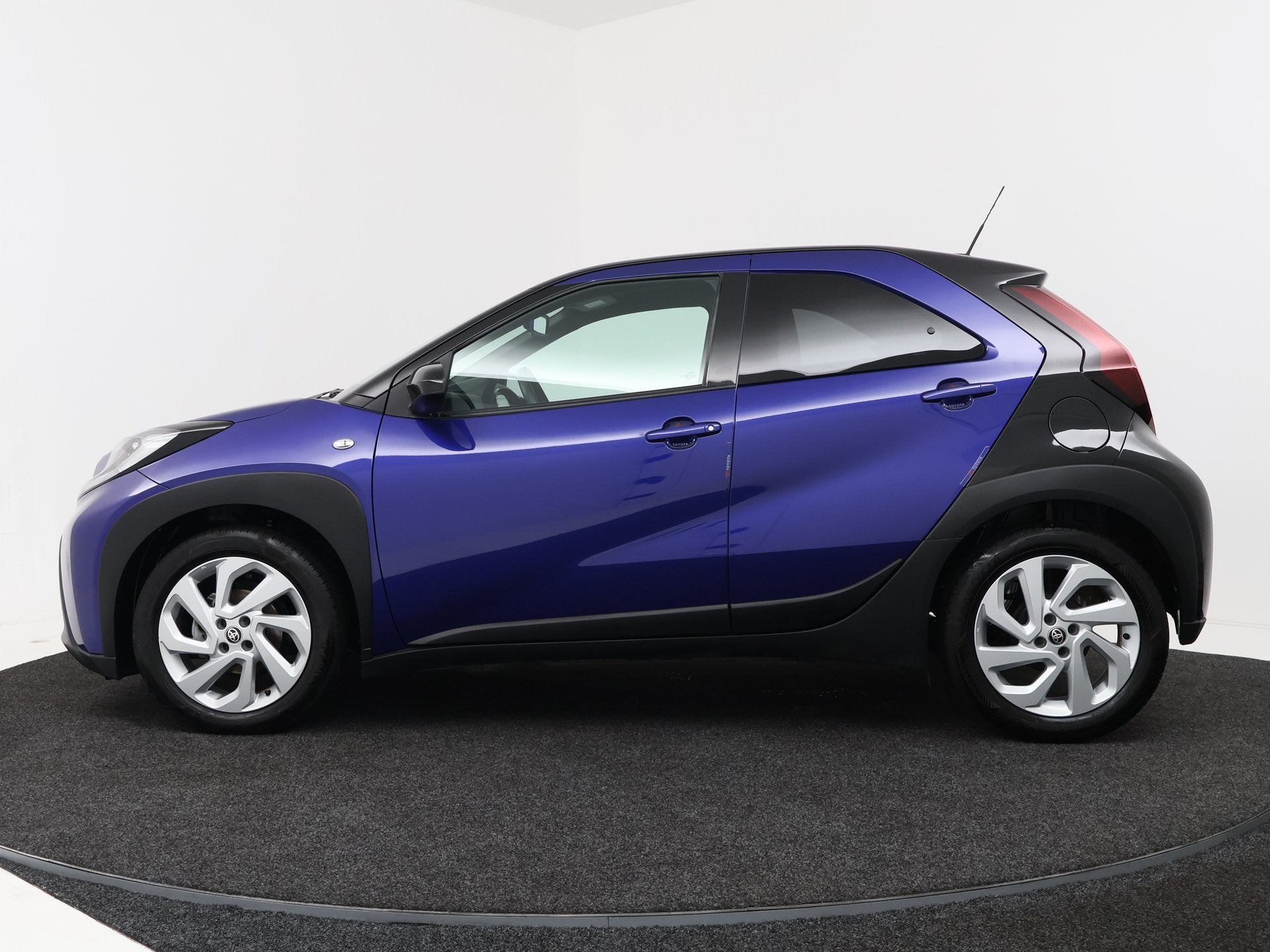 Toyota Aygo X 1.0 VVT-i MT Business (bj 2023), Auto's, 12 maanden, Stof, Gebruikt, 3 cilinders