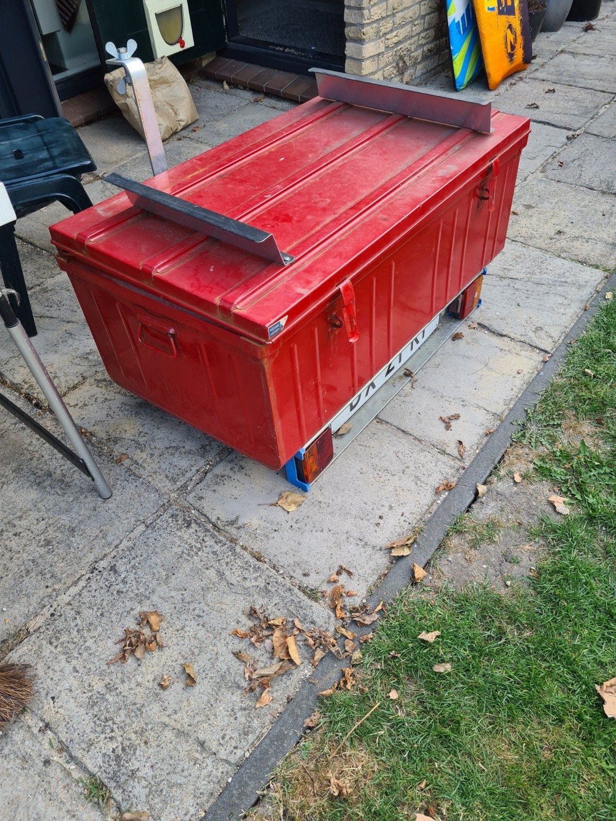 Vintage rode bagagebak / kontkoffer voor achterop de auto, Auto diversen, Dakkoffers, Ophalen, Gebruikt