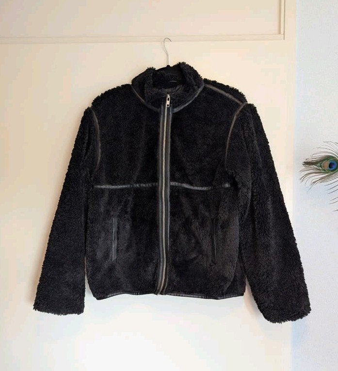 Zwart teddy Jasje met imitatieleder accenten, Kleding | Dames, Jassen | Winter, H&M, Zwart, Ophalen of Verzenden, Zo goed als nieuw