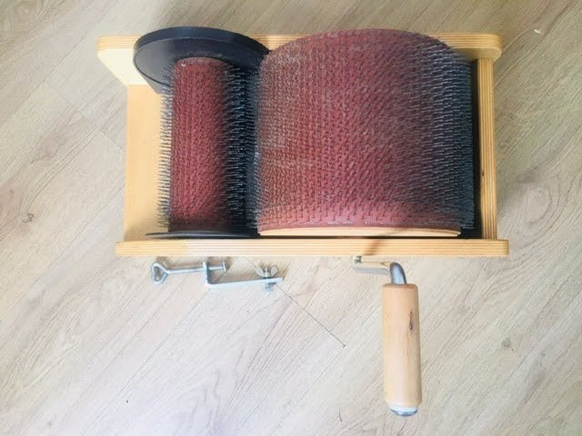 Louet kaardemolen aangeboden, Hobby en Vrije tijd, Spinnewielen en Spinnen, Ophalen of Verzenden, Gebruikt, Spinwol