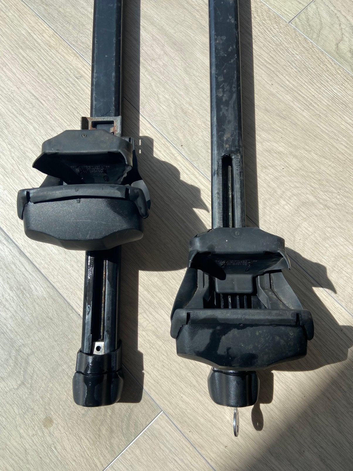 Thule dakdragers (135 cm. bar) voor auto met open dakrails, Auto diversen, Dakdragers, Gebruikt, Ophalen