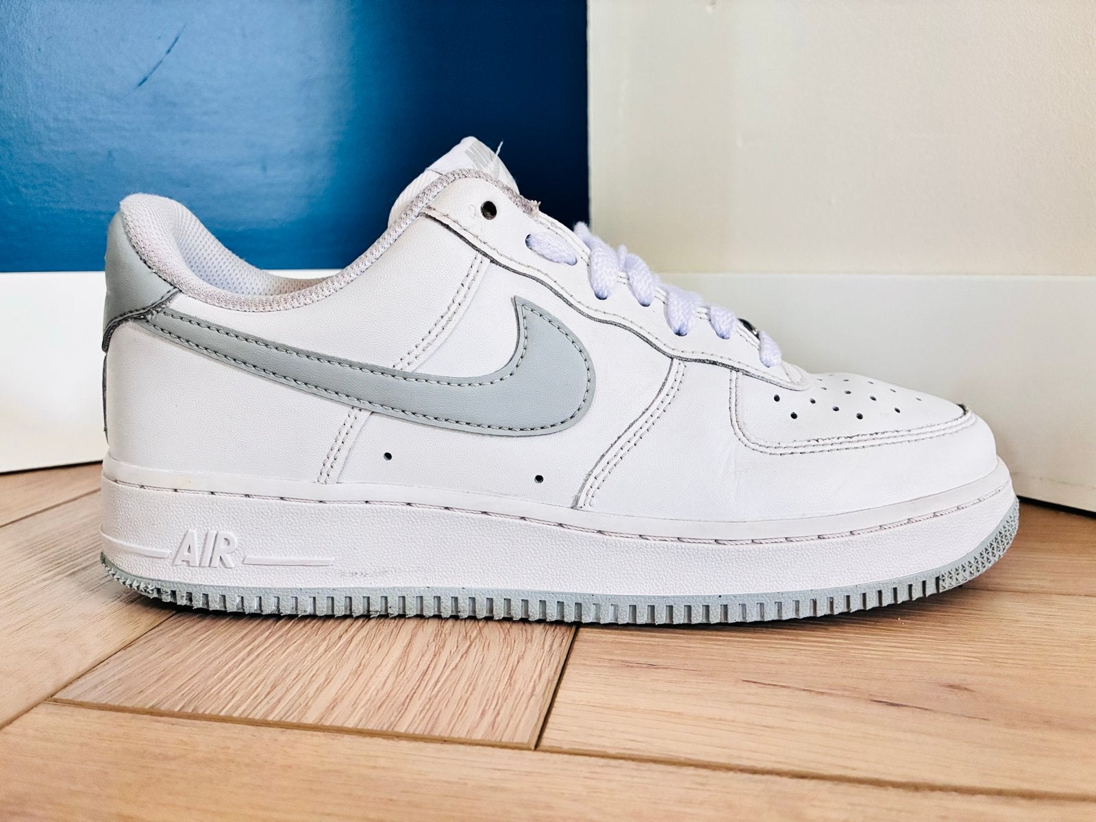 Nike Air Force 1 Wit/Lichtgrijs - Maat 40.5, Ophalen of Verzenden, Gedragen, Wit, Sneakers of Gympen