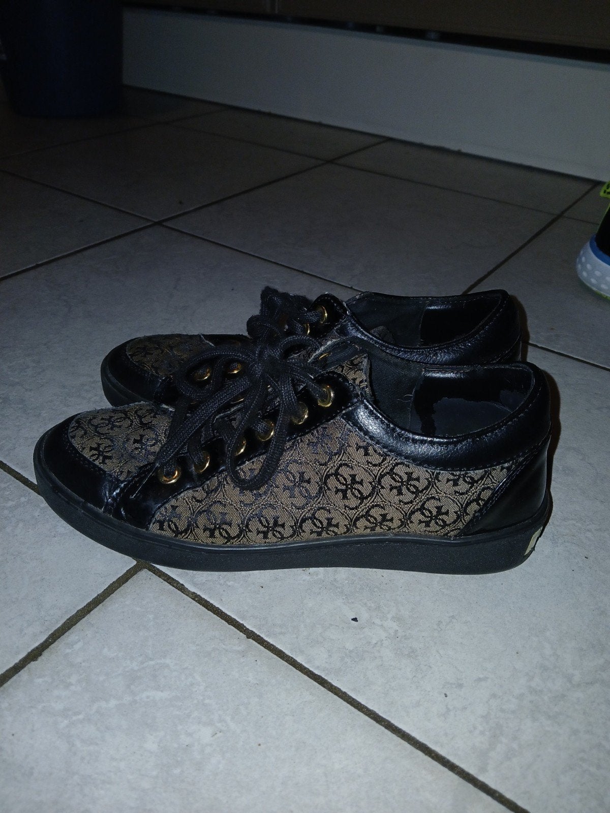 Guess sneakers maat 38, Kleding | Dames, Ophalen, Guess, Zwart, Sneakers of Gympen