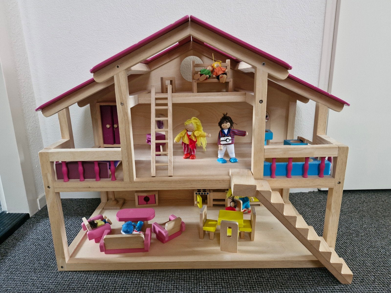 Groot Pintoy houten poppenhuis + meubels en Goki poppetjes, Ophalen of Verzenden, Gebruikt, Poppenhuis