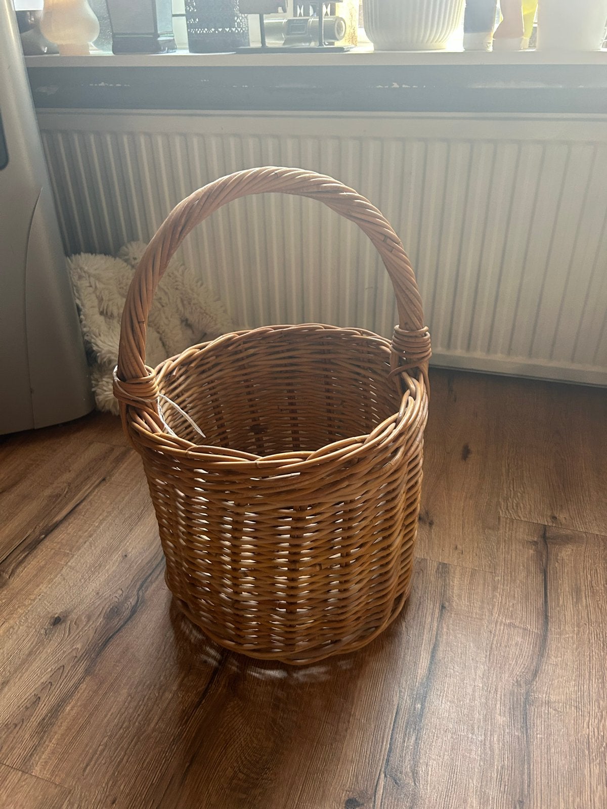 Rotan mand met handvat, Huis en Inrichting, Woonaccessoires | Overige, Gebruikt, Ophalen of Verzenden, Landelijk, Natuurlijk materiaal