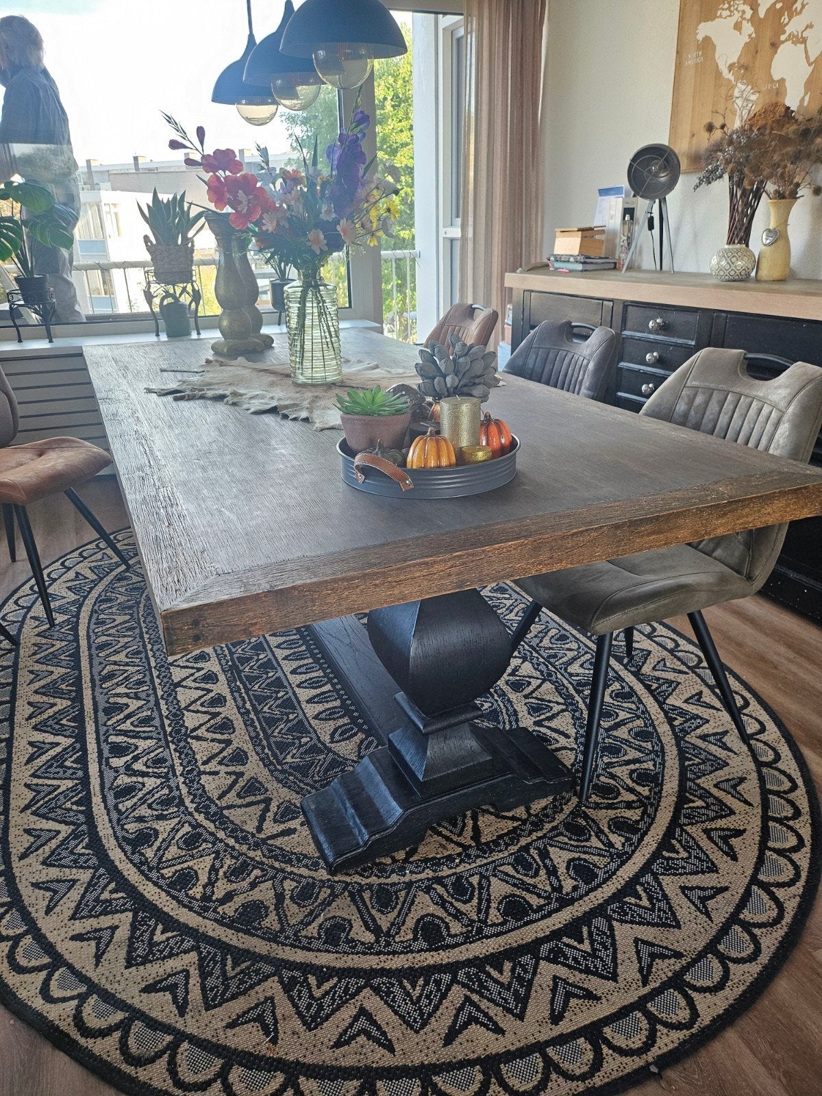 Robuuste eethoek kloostertafel met 6 stoelen zwarte poten en, Robuust, industrieel, Gebruikt, 100 tot 150 cm, Ophalen of Verzenden