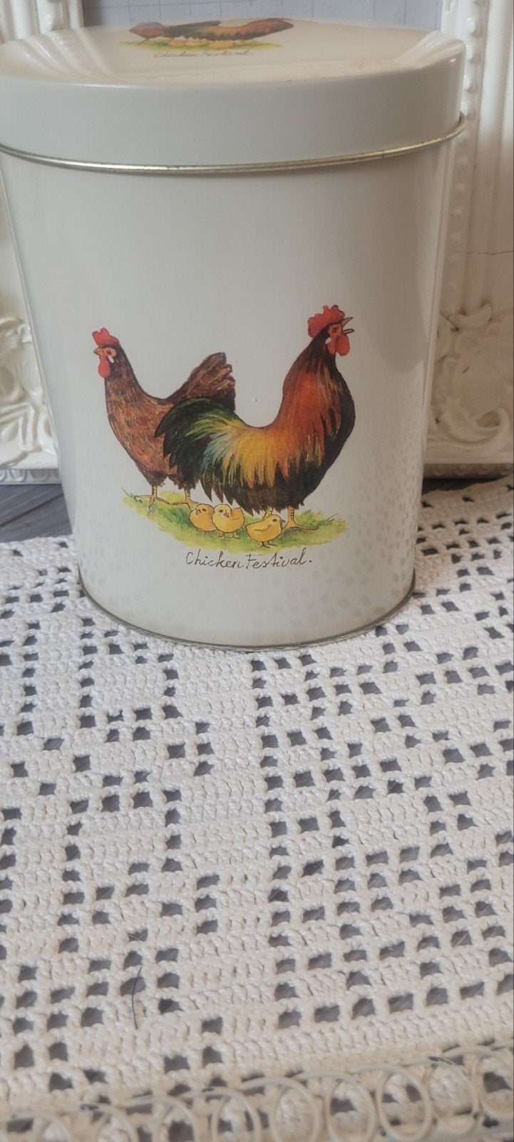 Vintage voorraadbus met kippenprint - 'Chicken Festival', Antiek en Kunst, Antiek | Emaille, Ophalen of Verzenden
