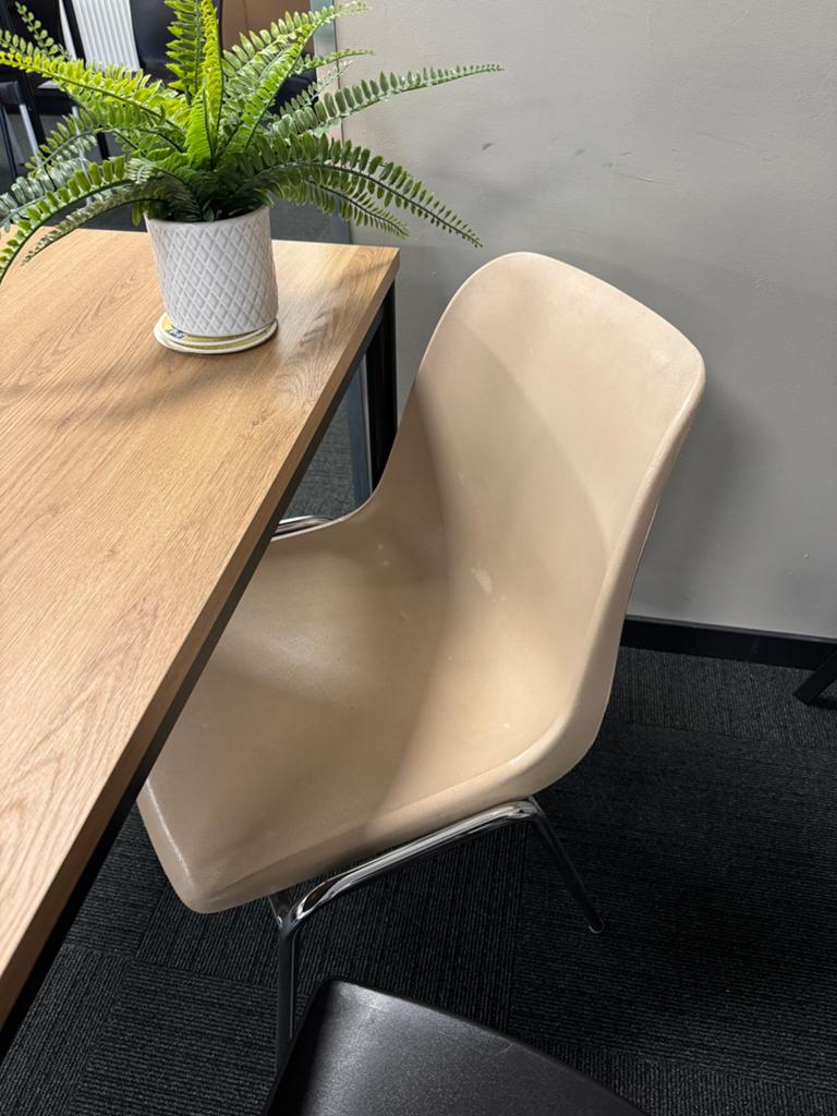 14 beige stapel stoelen “gebruikt”. €25 totaalprijs, Ophalen, Kunststof, Gebruikt, Overige kleuren