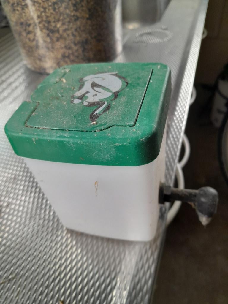 Waterbakjes en voerbakjes, Ophalen, Voerbakje