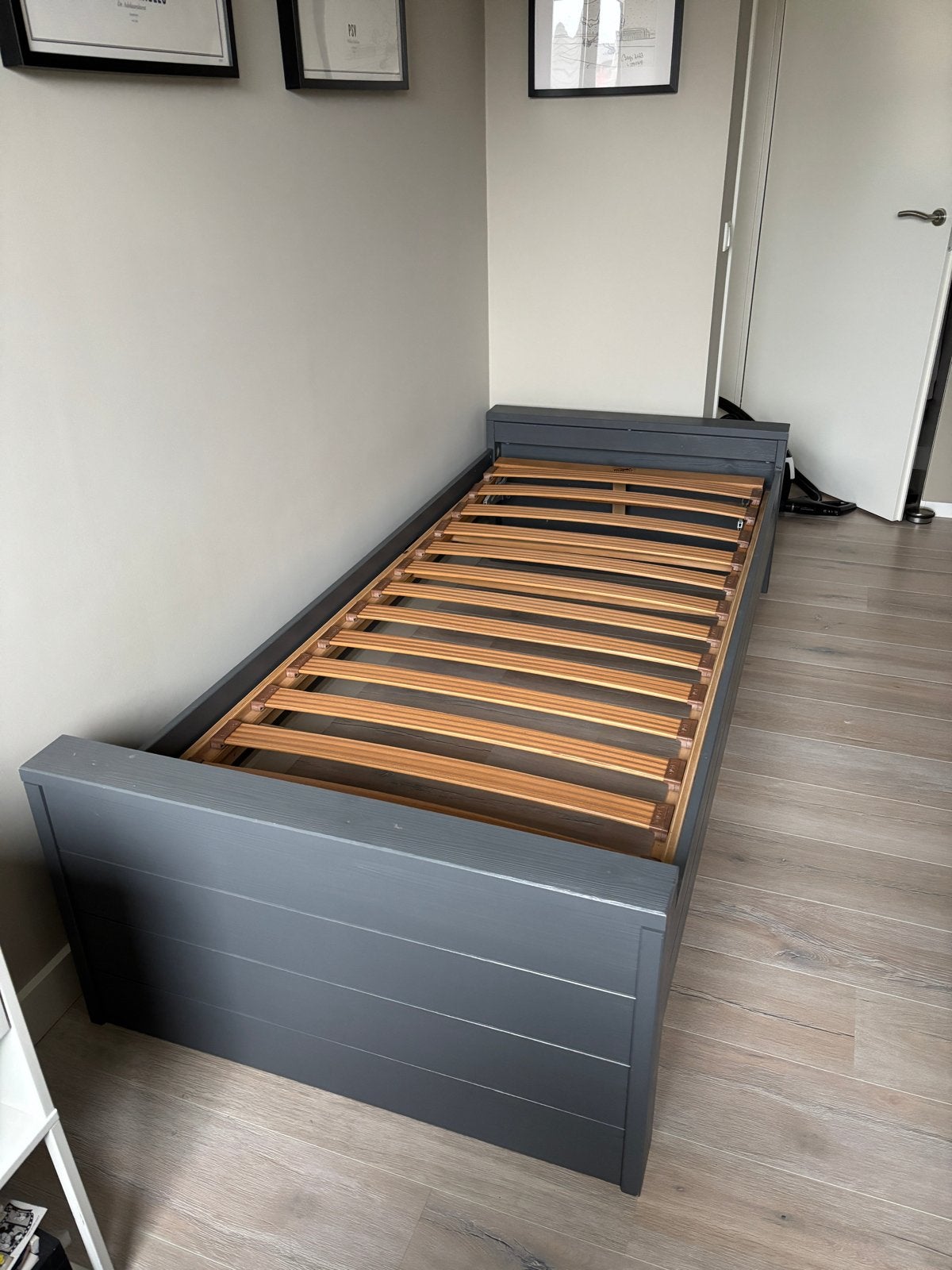 Eenpersoonsbed Wood, grijs met verstelbare lattenbodem, Gebruikt, 90 cm, Eenpersoons, Ophalen of Verzenden