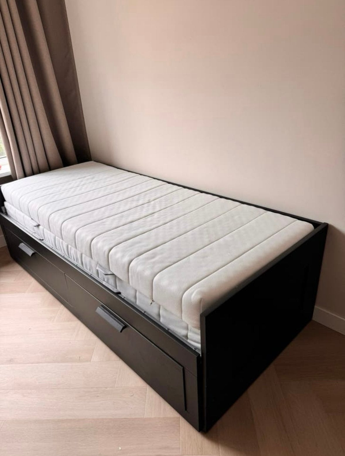 IKEA BRIMNES uitschuifbed, Ophalen, Zwart, Tweepersoons, Zo goed als nieuw