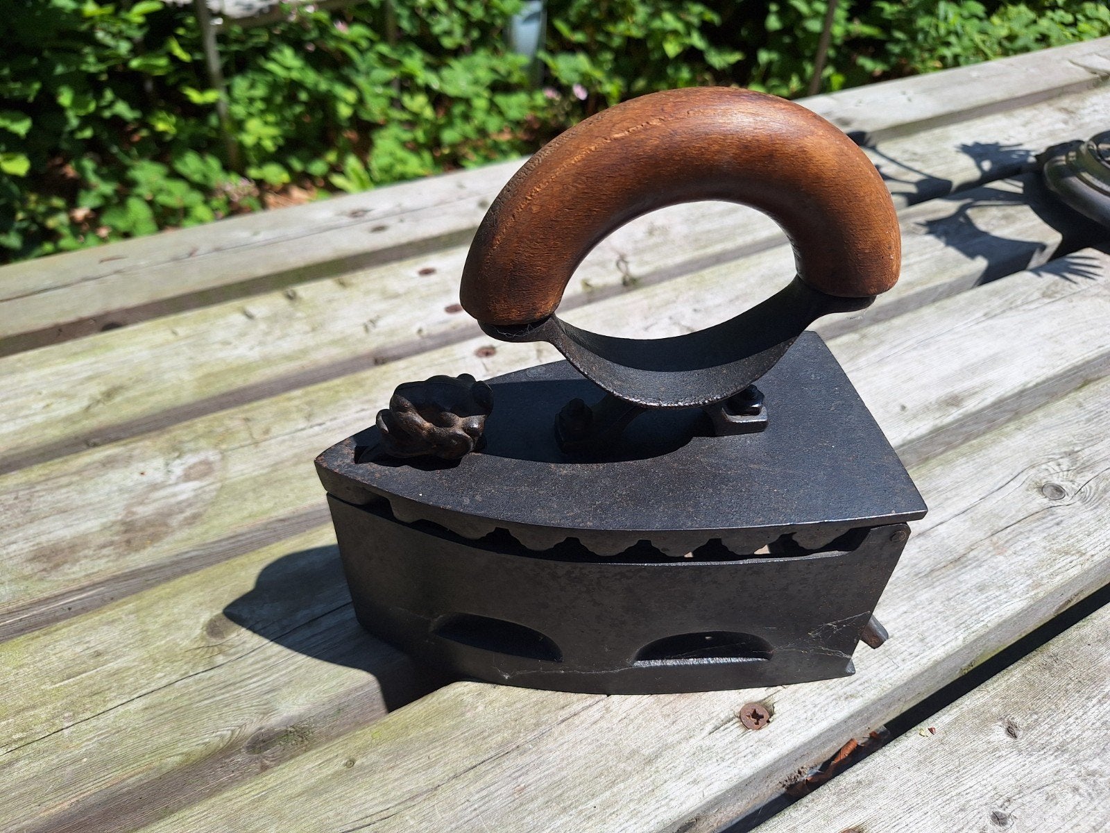Antiek strijkijzer op kolen met houten handvat, Ophalen
