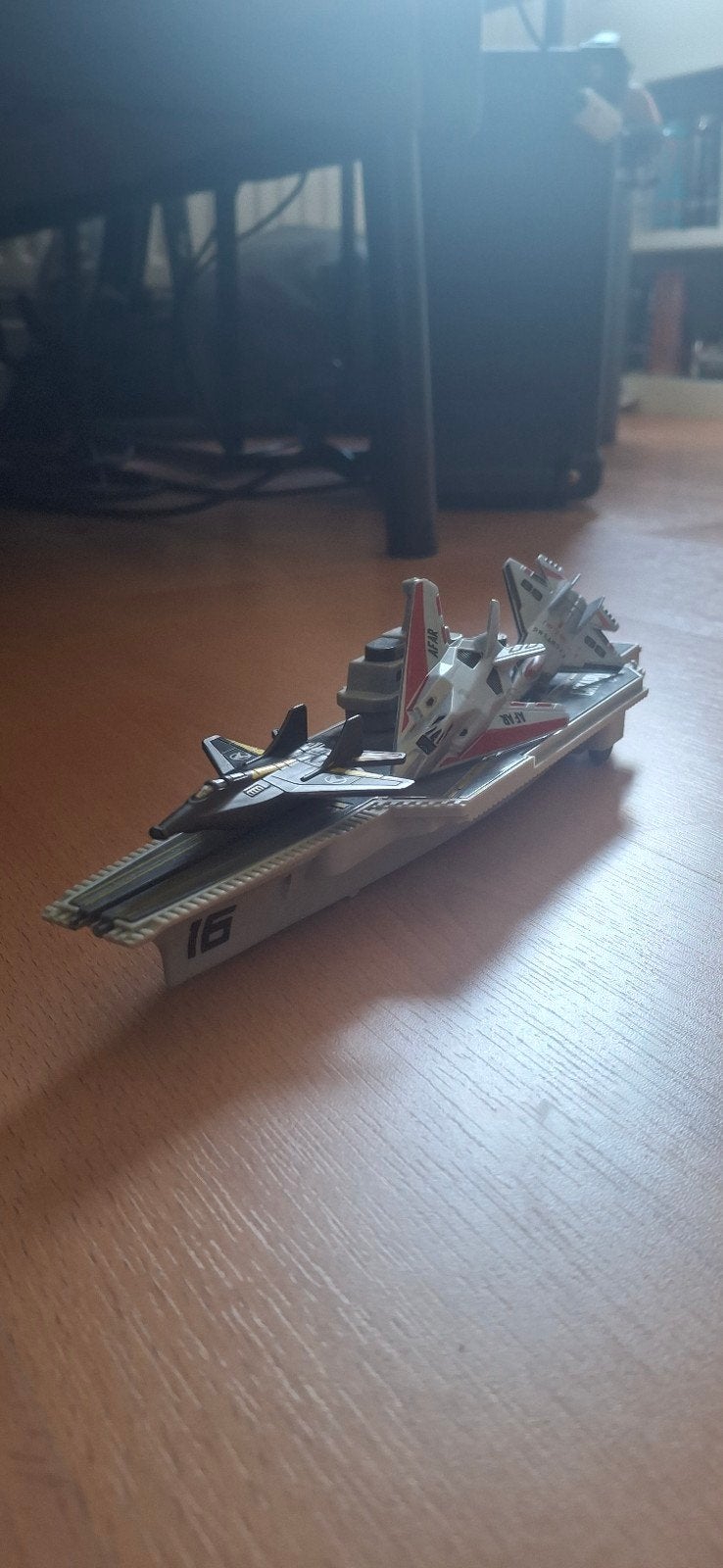 Speelgoed vliegdekschip met straaljagers, Kinderen en Baby's, Ophalen of Verzenden, Zo goed als nieuw