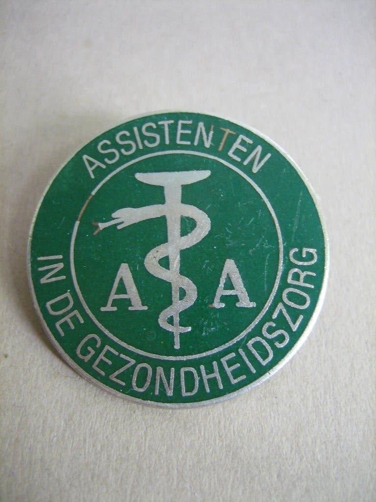 Oude emaille speld assistenten gezondheidszorg verpleegster, Ophalen of Verzenden