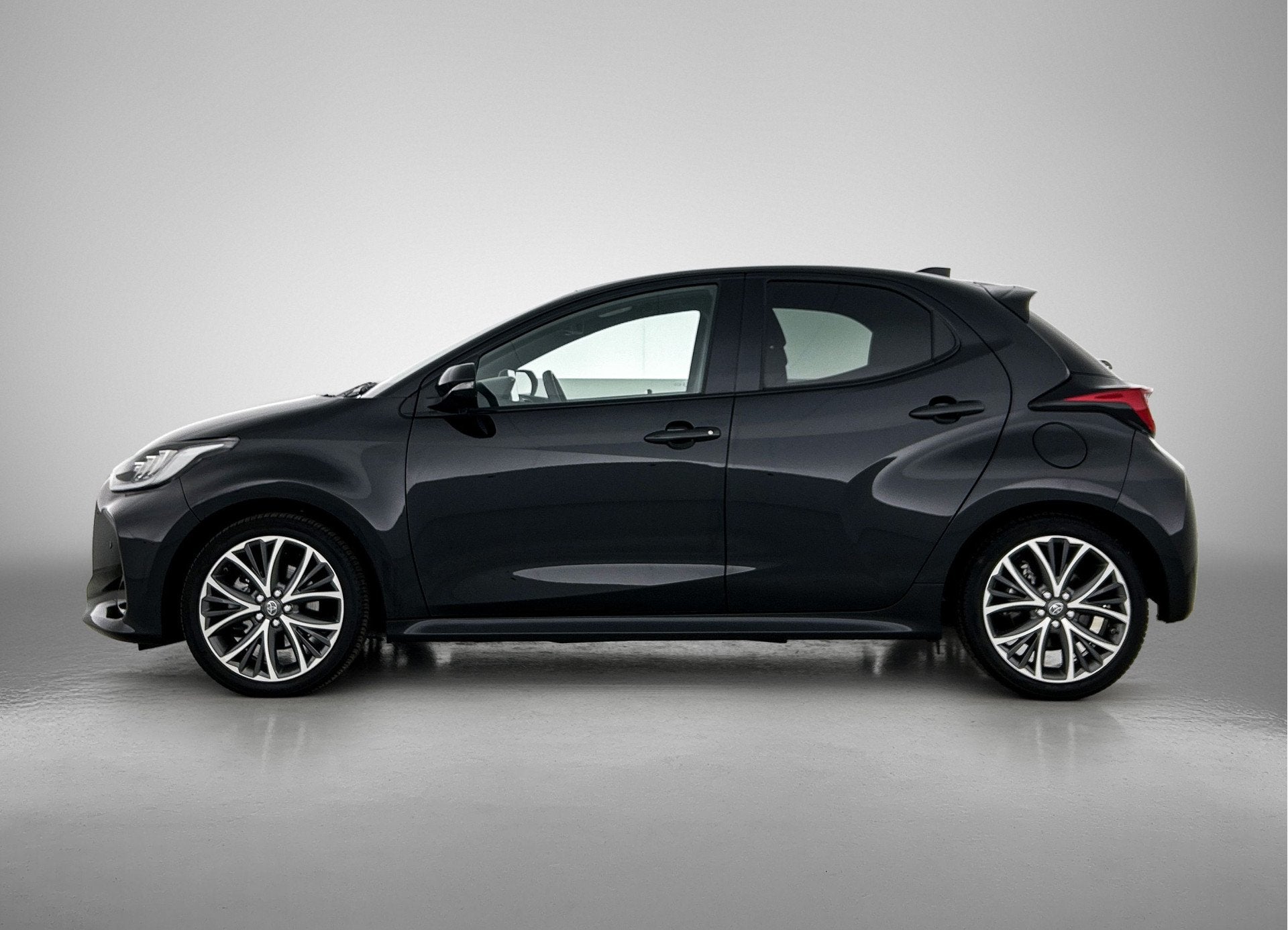 Toyota Yaris 1.5 Hybrid 130 Executive | Parkeersensoren V+A, 450 kg, Gebruikt, Zwart, Hybride Elektrisch/Benzine