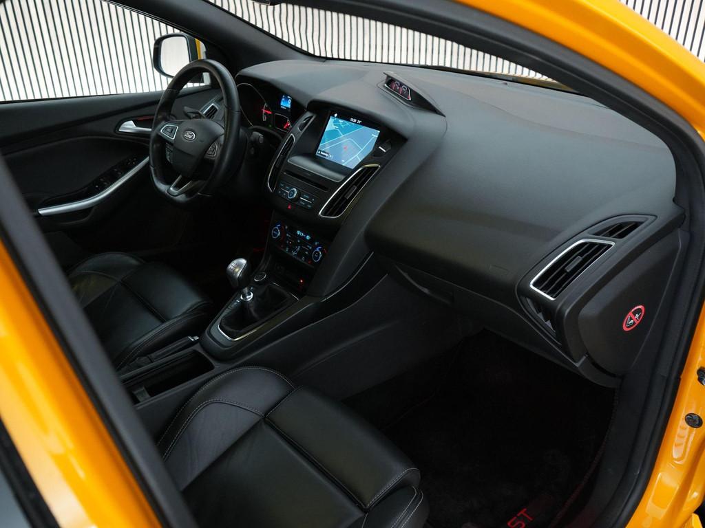 Ford Focus 2.0 296pk ST-3 |Stage 2 REVO|Milltek|Maxton|Apple, 15 km/l, Gebruikt, 1337 kg, Leder