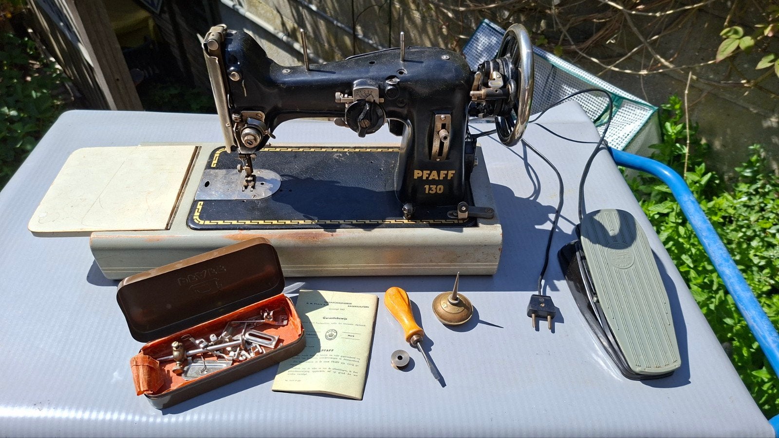 Pfaff 130 Naaimachine met Accessoires en Handleiding, Ophalen