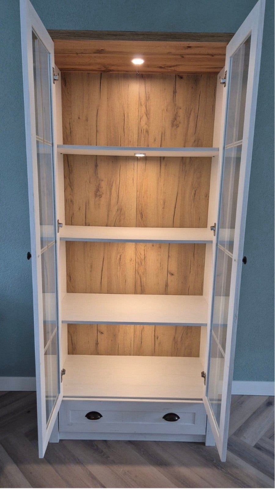 Witte vitrinekast met lade en glazen deuren, Ophalen, 50 tot 100 cm, Zo goed als nieuw, Met lade(s)