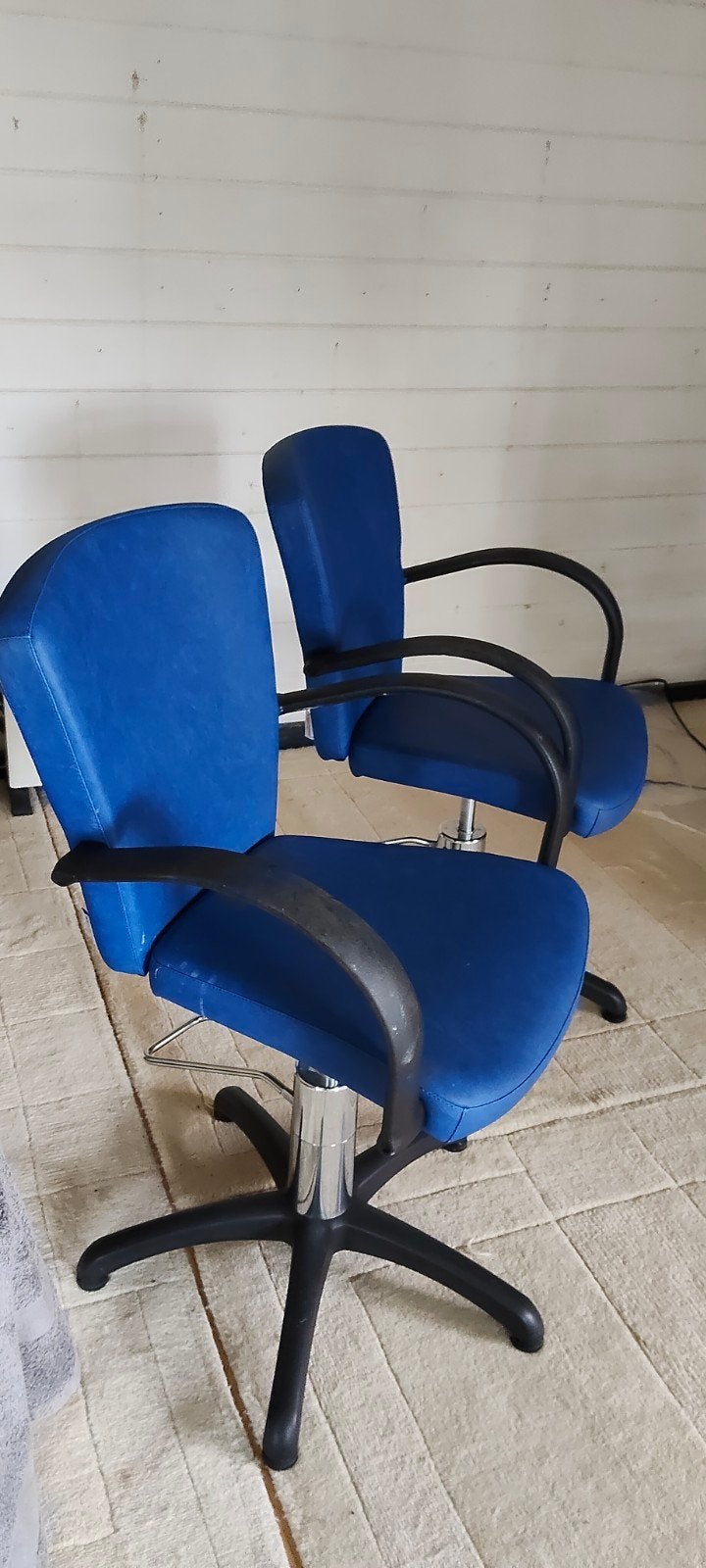 Twee blauwe kappersstoelen, Ophalen