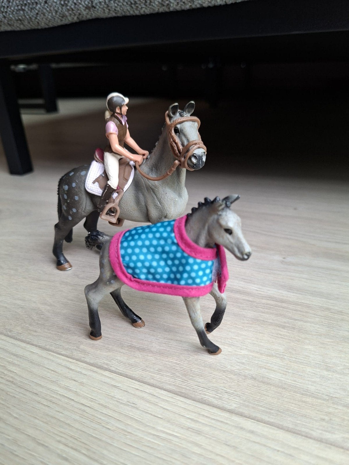 Schleich paard met zadel, ruiter en veulen, Kinderen en Baby's, Speelgoed | Overig, Ophalen of Verzenden, Gebruikt, Jongen of Meisje