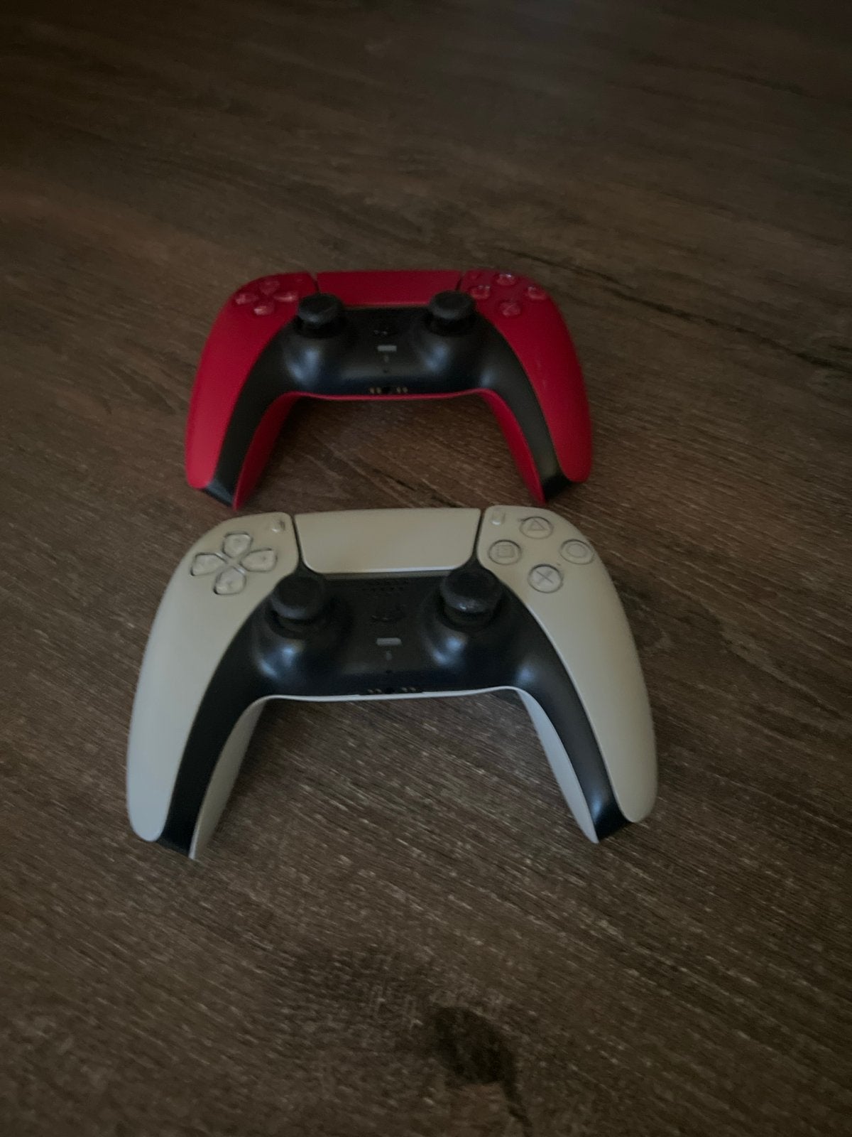 2x PS5 Controllers - Rood en Wit, Ophalen of Verzenden, Zo goed als nieuw