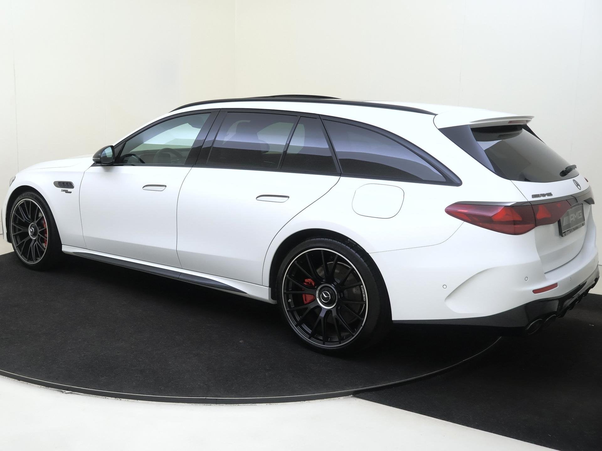 Mercedes-Benz E-klasse Estate AMG 53 4MATIC+ Night Edition /, Auto's, Automaat, Gebruikt, Leder en Stof, Plug-in hybride