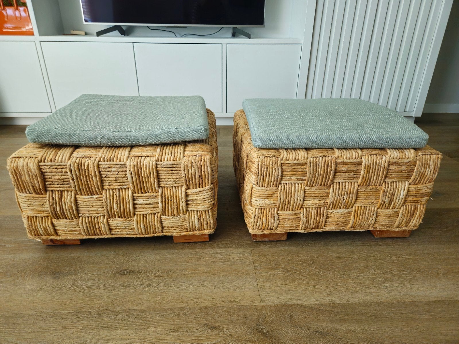 Twee poefjes van bananenblad, Huis en Inrichting, Banken | Voetenbanken en Poefen, Ophalen, Overige materialen, 50 tot 75 cm, Vierkant