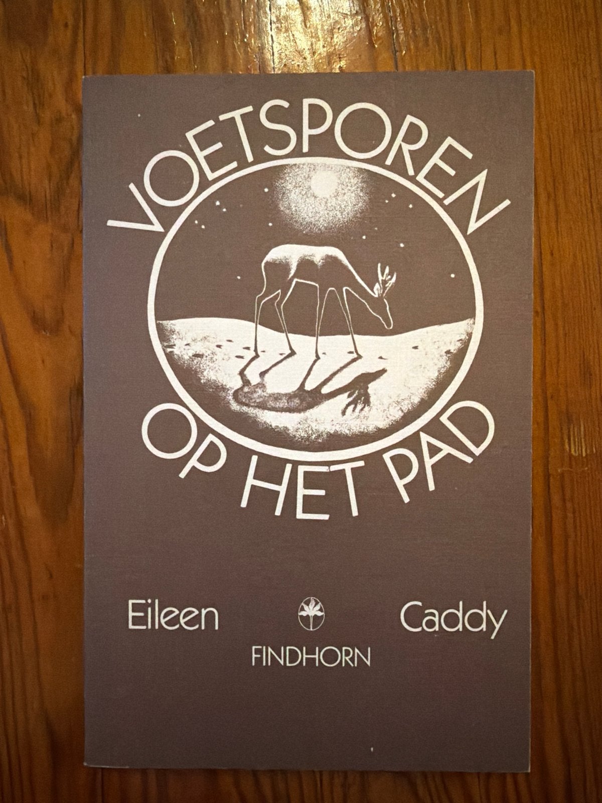 Voetsporen op het Pad - Eileen Caddy (Findhorn), Boeken, Ophalen of Verzenden, Gelezen, Spiritualiteit algemeen, Achtergrond en Informatie