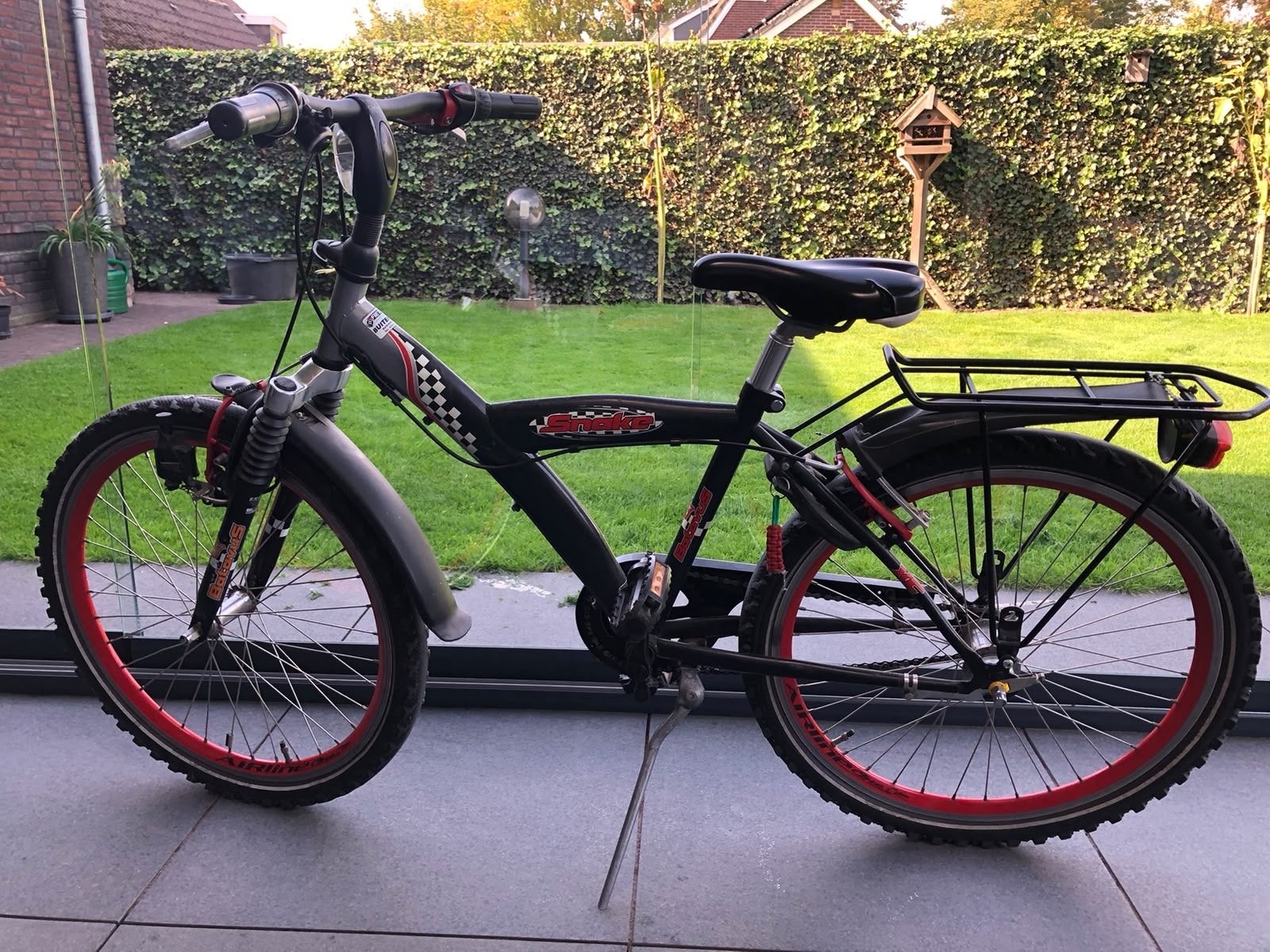 Kinderfiets 24 inch - Zwart met rode accenten, Ophalen, Gebruikt, Velgrem, 20 inch of meer
