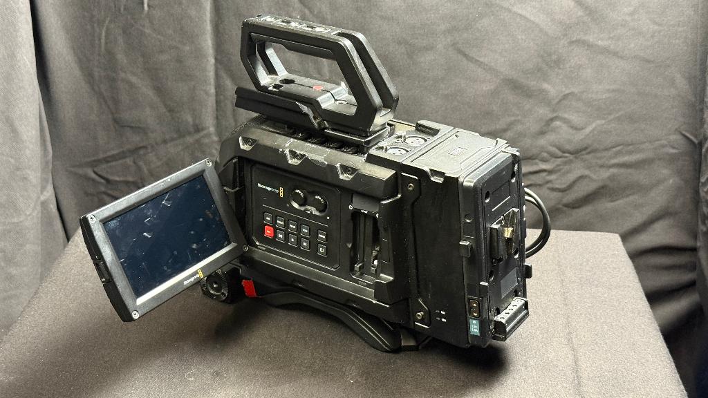 Blackmagic URSA Mini 4.6K EF-mount body met monitor en SSD, Ophalen, Gebruikt, Video