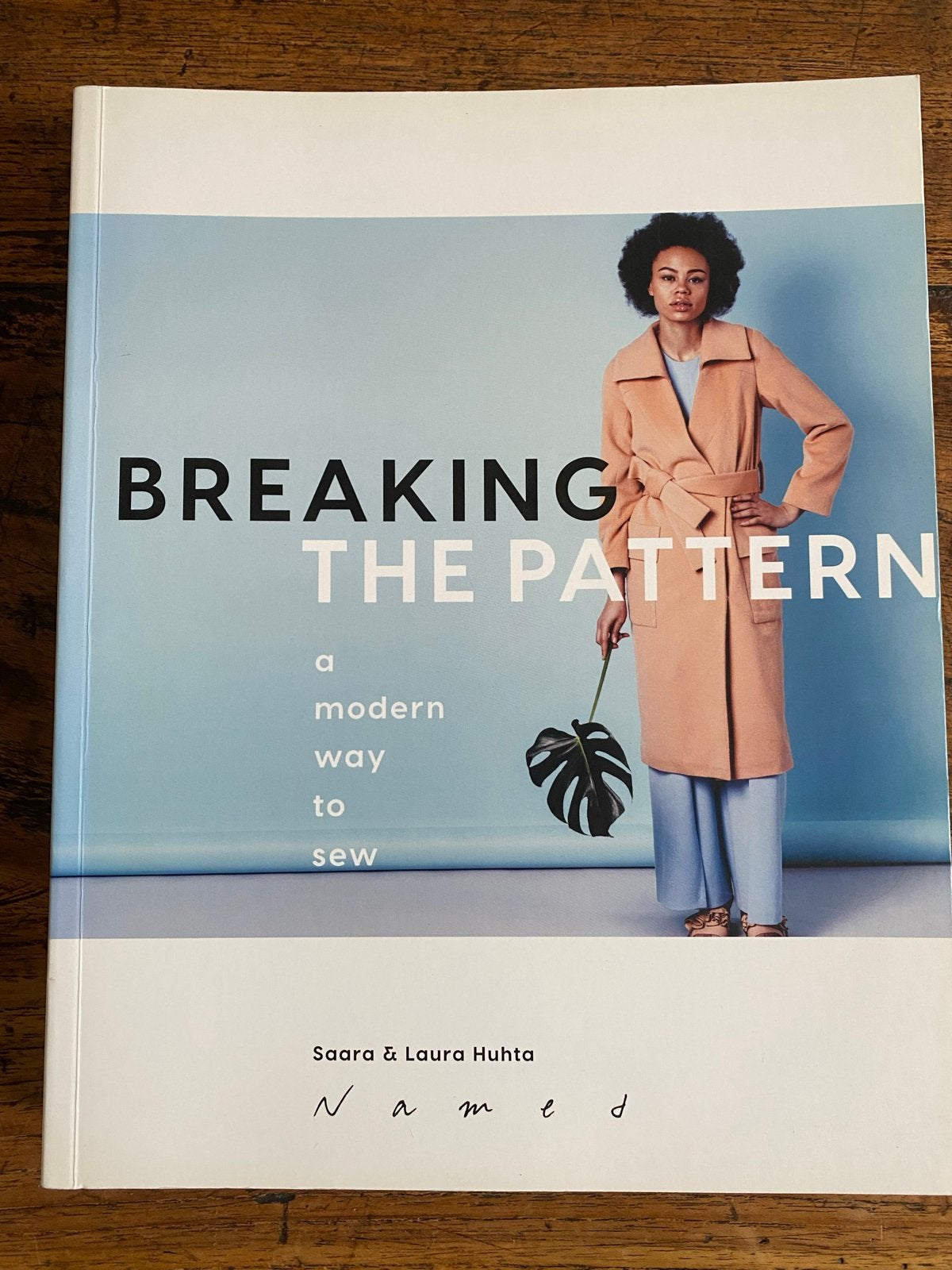 Breaking the Pattern: Modern Naaiboek met Patronen, Ophalen of Verzenden, Zo goed als nieuw, Borduren en Naaien