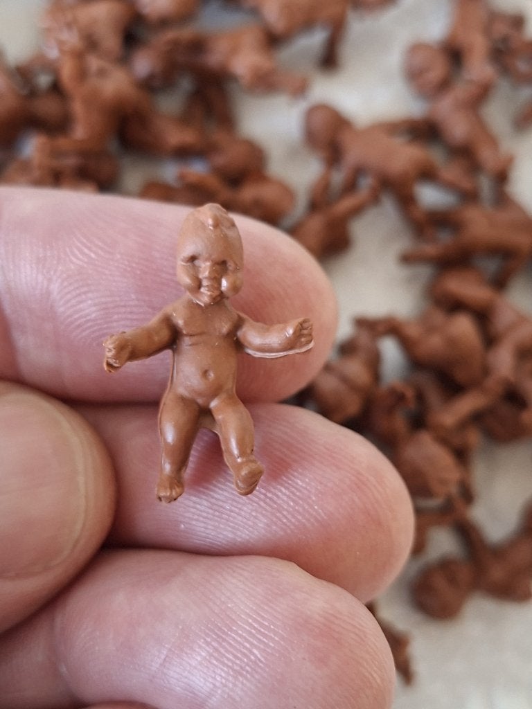 Rubber baby donker poppetje 1:24 poppenhuis 2x2x1.5cm, Verzamelen, Ophalen of Verzenden, Nieuw, Popje