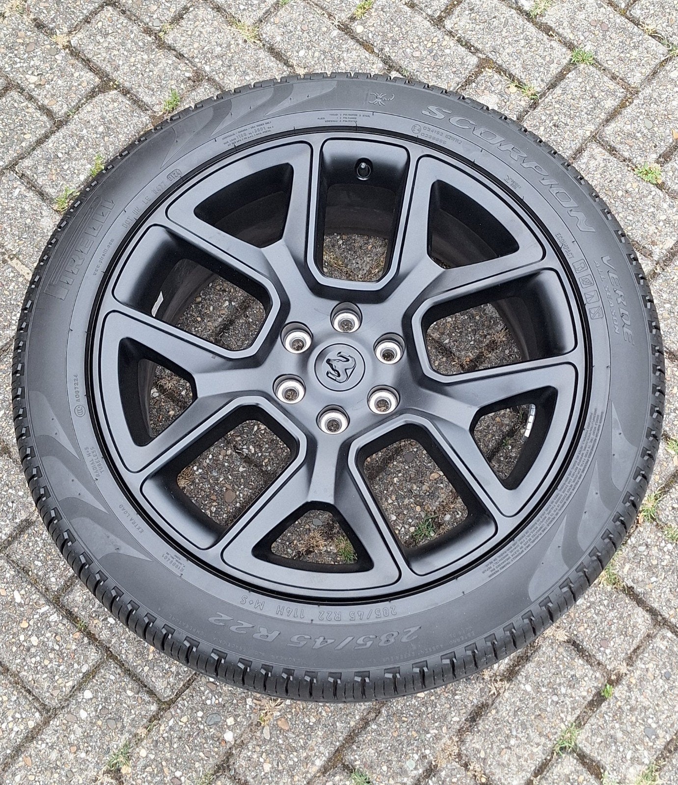 4x Originele 22 inch Dodge Ram 1500 Limited 285/45/22 (2025), Ophalen, 285 mm, Banden en Velgen, Overige maten