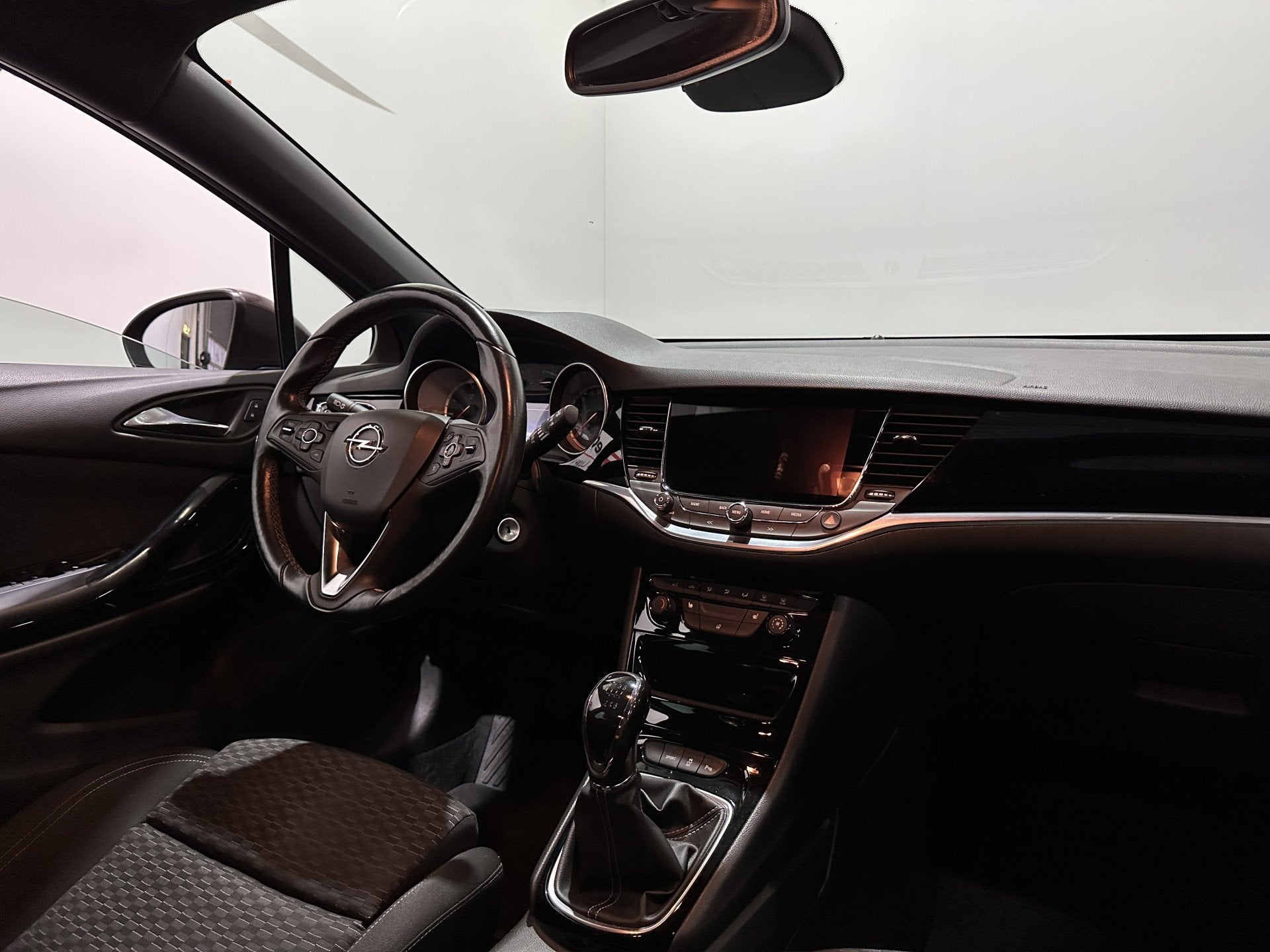 Opel Astra 1.4 Turbo - Carplay / PDC / Stoel+stuur verw., Gebruikt, Bruin, Stoelverwarming, 620 kg