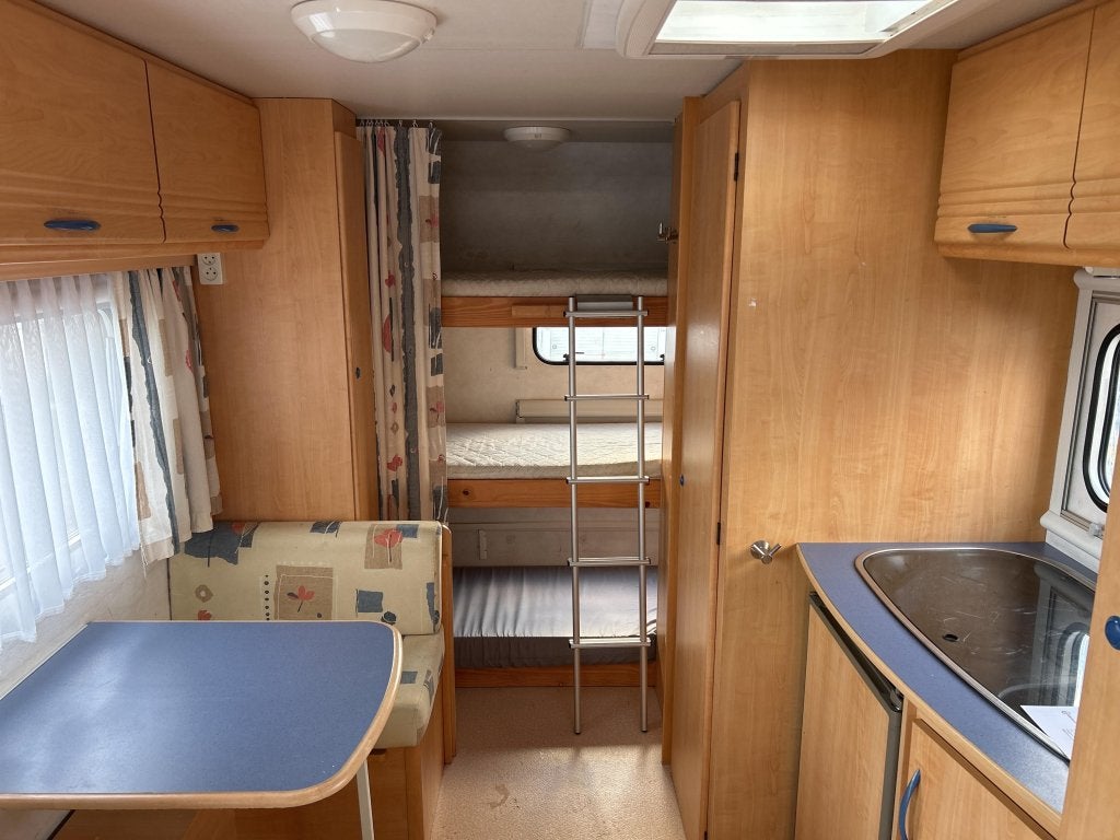 CARAVELAIR 496 Antares Luxe VOORTENT, VAST BED, STAPELBED, Overige typen, Treinzit, 750 - 1000 kg, Schokbreker