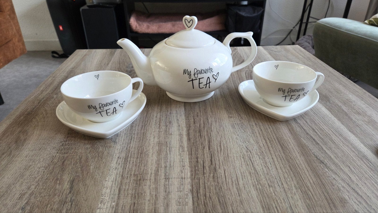 Riviera Maison theeset: theepot, 2 kopjes en 2 schoteltjes, Huis en Inrichting, Keuken | Servies, Ophalen of Verzenden, Zo goed als nieuw