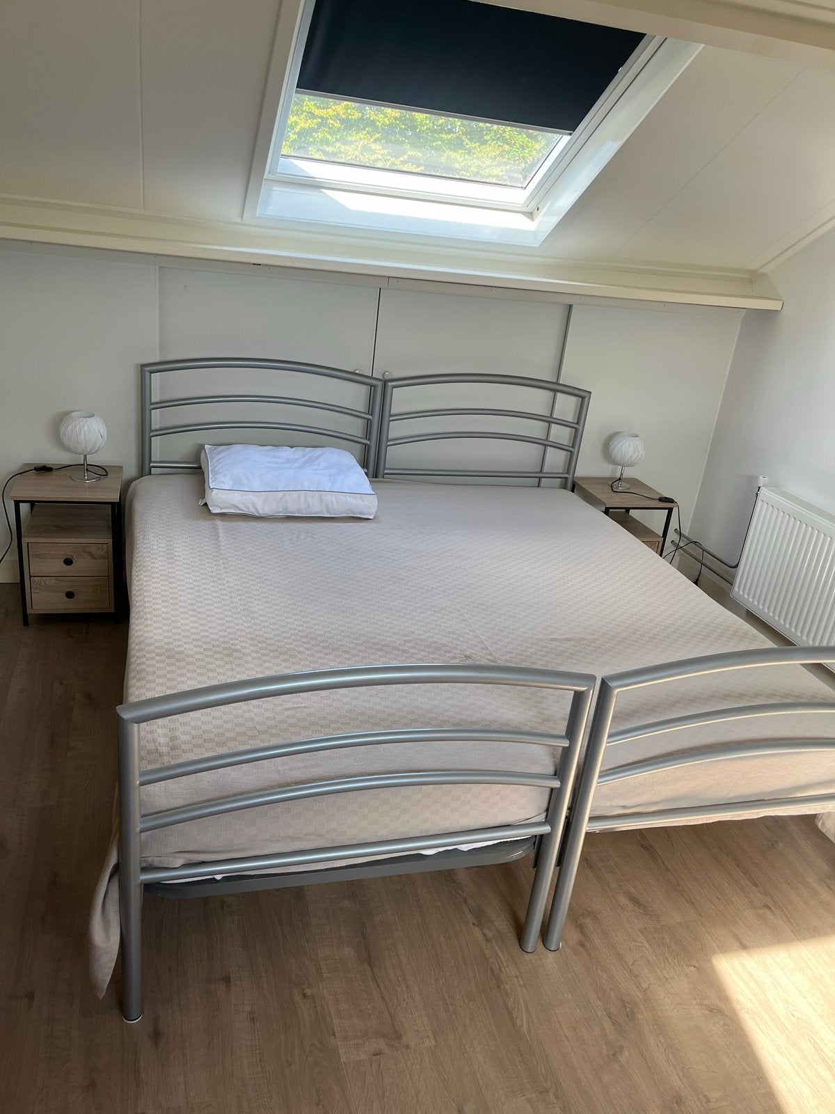 Twee eenpersoonsbedden met matrassen en nachtkastjes, Ophalen, Gebruikt, 90 cm, Eenpersoons