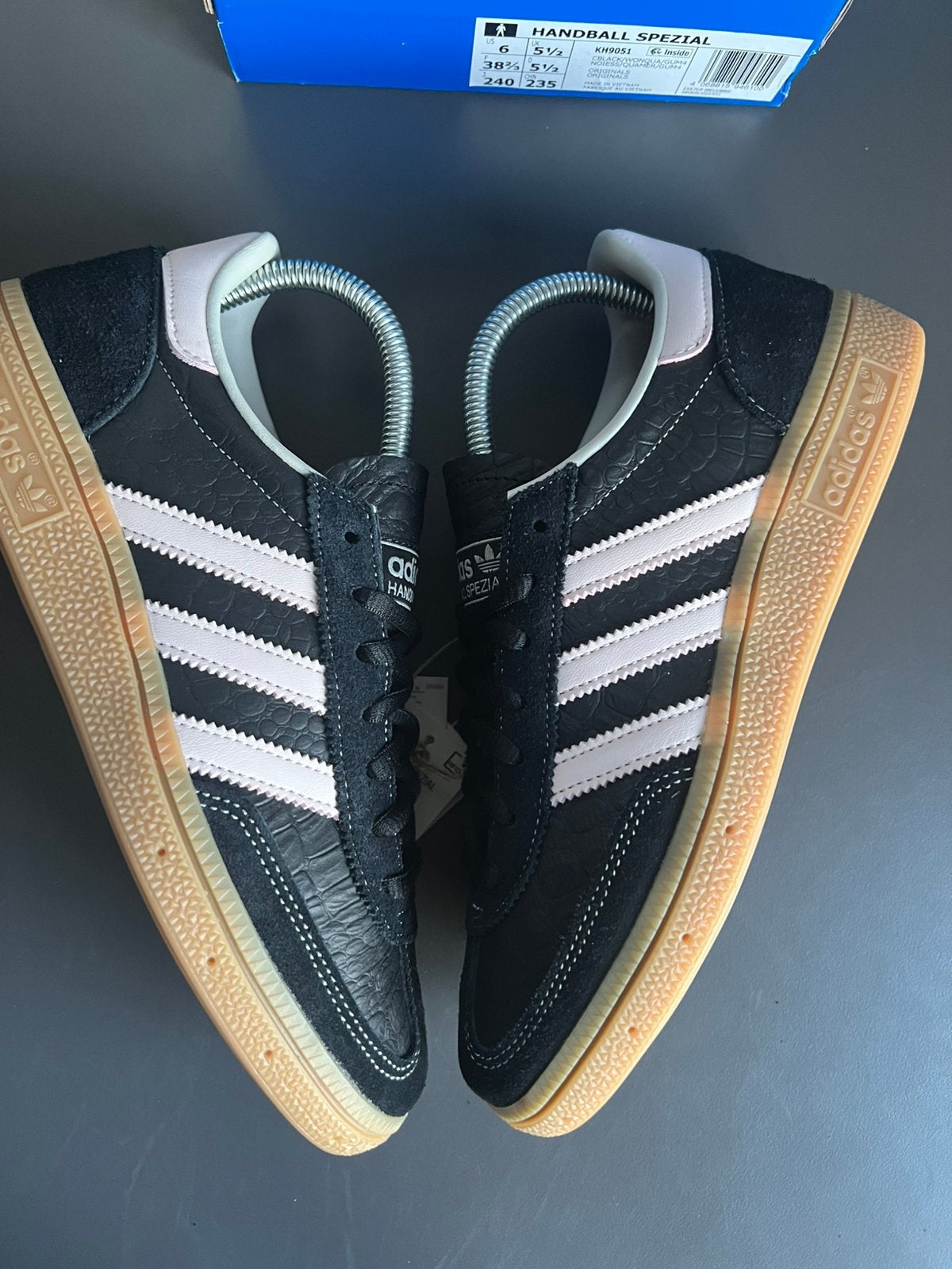 Adidas Handball Spezial Black/Wonder Quartz - Maat 38 2/3, Zwart, Nieuw, Ophalen of Verzenden, Sneakers of Gympen