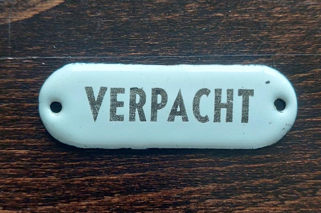 Oud emaille bordje 'Verpacht' - 6cm, Ophalen of Verzenden