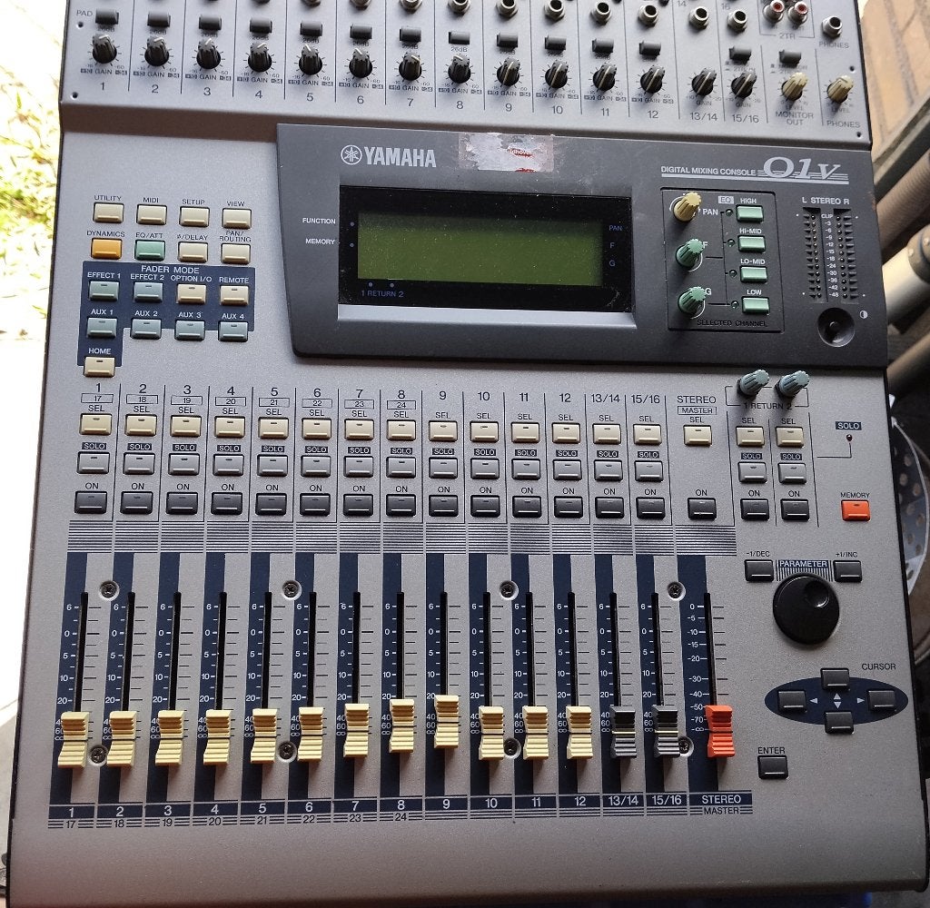 Yamaha 01V digitale audio mengpaneel met motorfaders, Muziek en Instrumenten, Ophalen, Gebruikt, 10 tot 20 kanalen, Microfooningang
