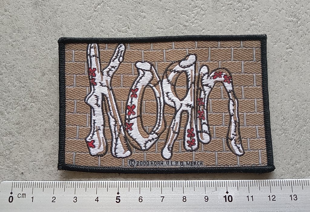 Korn mooie vintage 2000 logo Brick Wall Patch k93 metal, Verzenden, Nieuw, Kleding