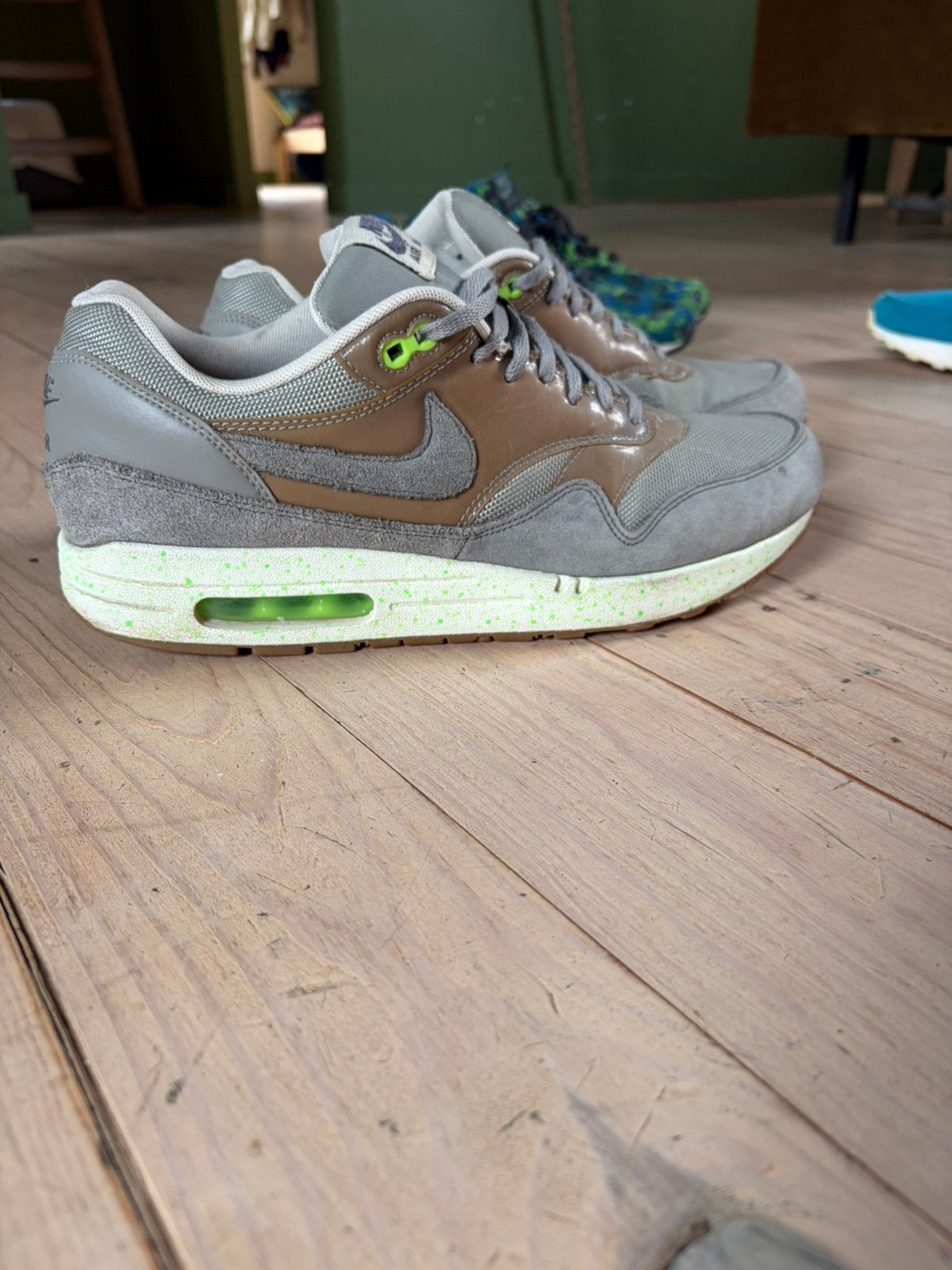 Nike Air Max 1 'Mine Grey/Mercury Grey-Flash Lime-Sail' 44.5, Ophalen of Verzenden, Zo goed als nieuw, Overige kleuren