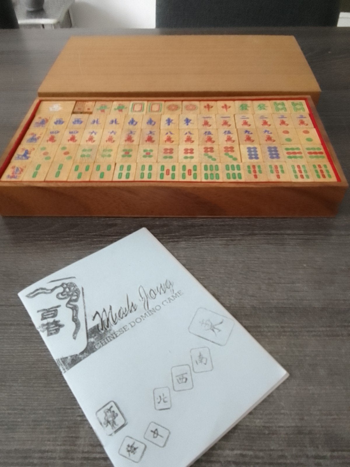 Mahjong spel in houten kist met handleiding, Hobby en Vrije tijd, Gezelschapsspellen | Bordspellen, Drie of vier spelers, Ophalen