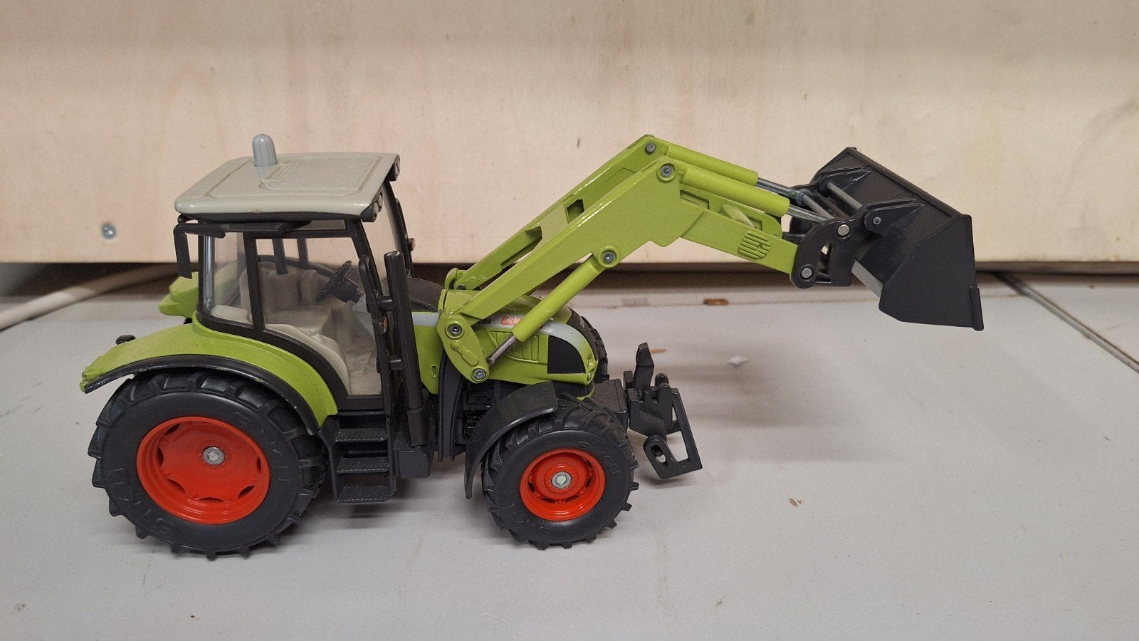 Siku 3656 Claas Tractor met voorlader, Hobby en Vrije tijd, Modelauto's | 1:32, Ophalen of Verzenden, Zo goed als nieuw, Tractor of Landbouw
