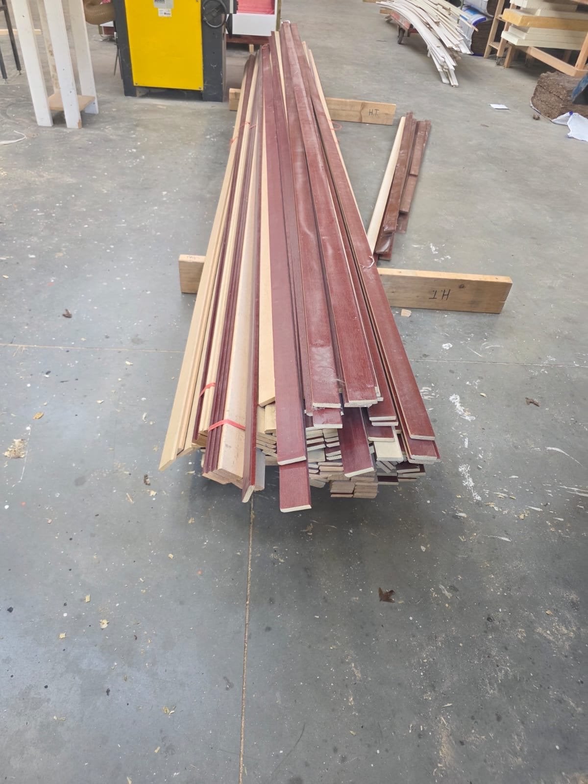 Meranti plinten blank gelakt, 12x55mm, 182 stuks van 4,9m